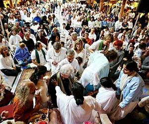 Hundreds of visitors meditate while waiting to be hugged by Amma at her Mata Amritanandamayi Center in Castro Valley. (Aric Crabb - Staff)